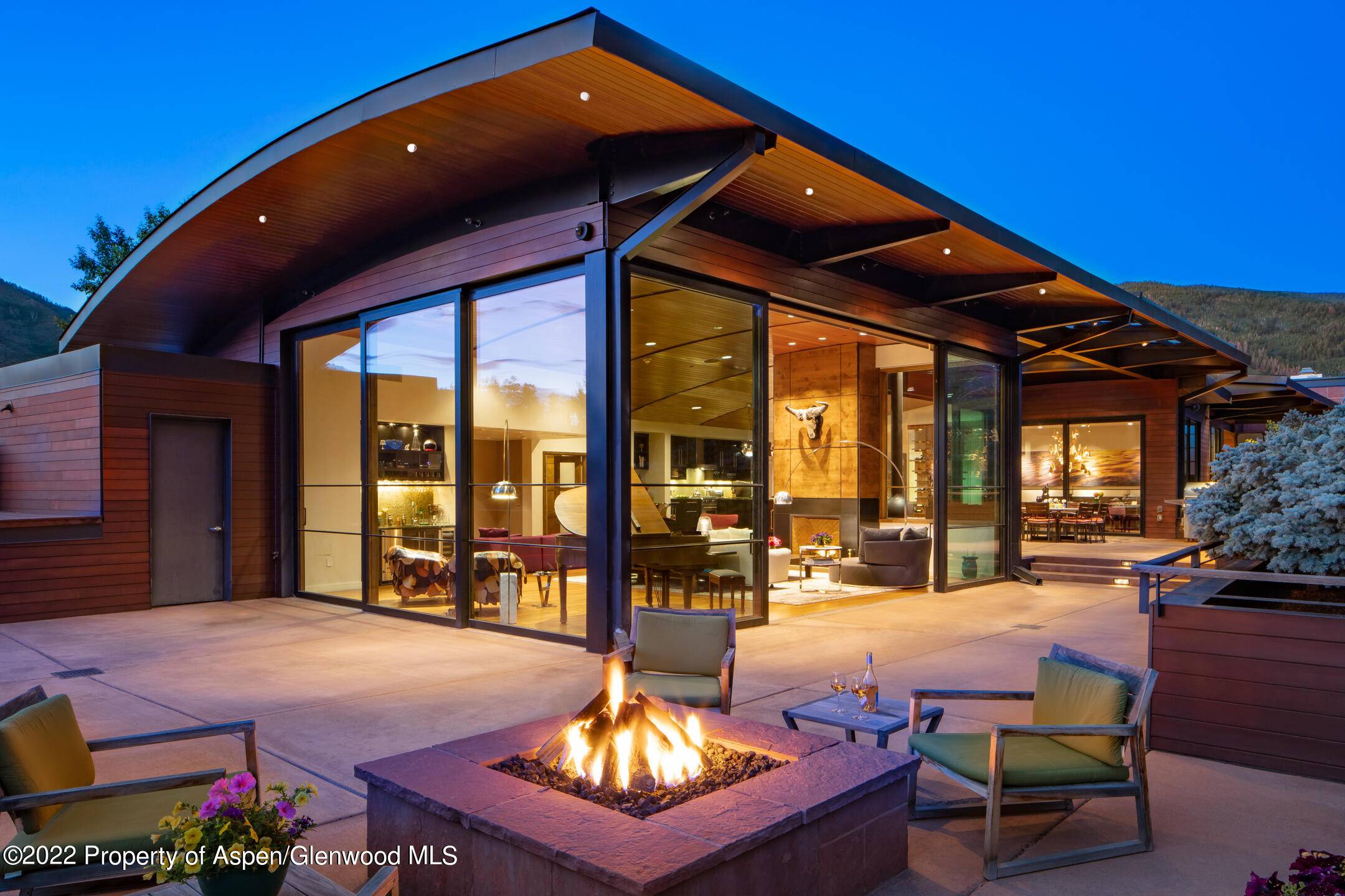 This expansive penthouse overlooking downtown Aspen offers 4 well appointed bedrooms and 4.