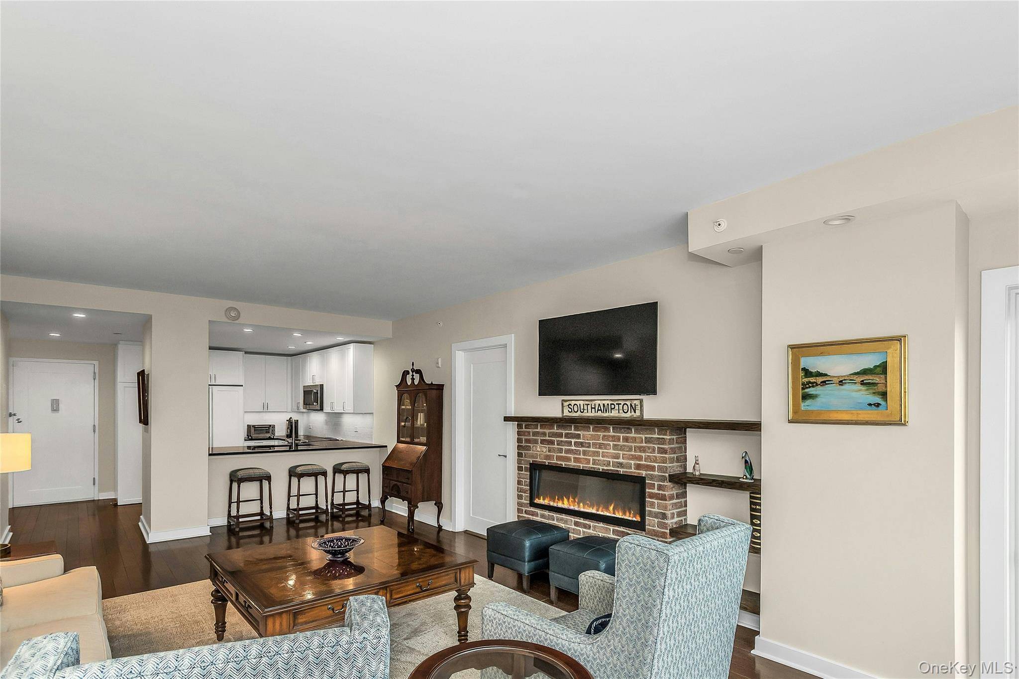Welcome to Resort Style Living in this Luxury Condo Community for 62 with an expansive, private roof top terrace perfect for relaxing or entertaining with breathtaking panoramic view of Manhasset ...