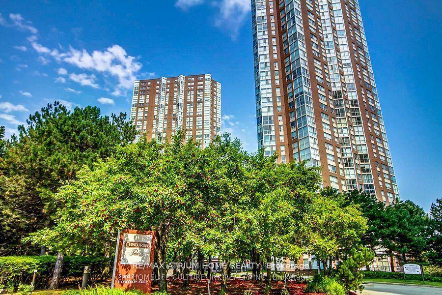 Nestled amongst ravine, nature, transits and amenities will one find this beautiful corner unit in the lovely condo building of 7 Concorde place, with 2 bedroom 2 baths amp ; ...