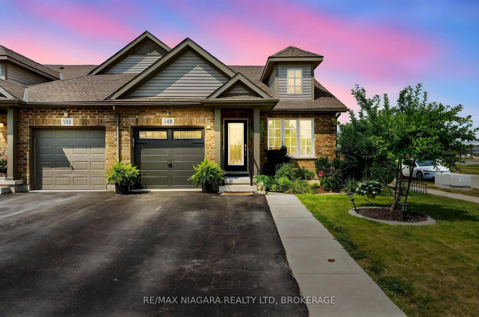Welcome to this charming end unit bungalow townhouse in Wellands desirable Coyle Creek neighbourhood offering comfort, style, and incredible value.
