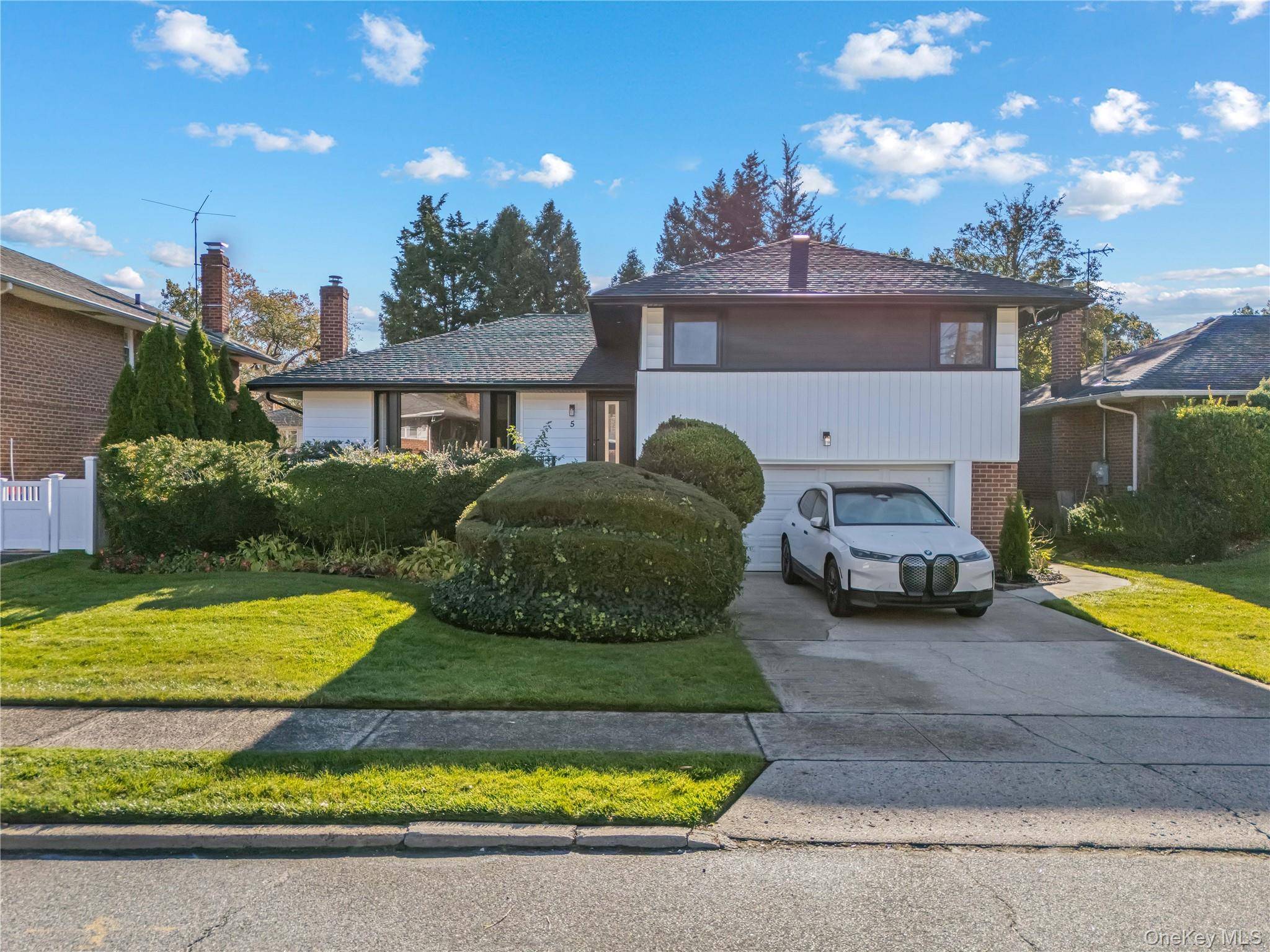 Spacious Split Home, At Desirable Location In Westbury, Dead End Street, With 3 Beds 2.