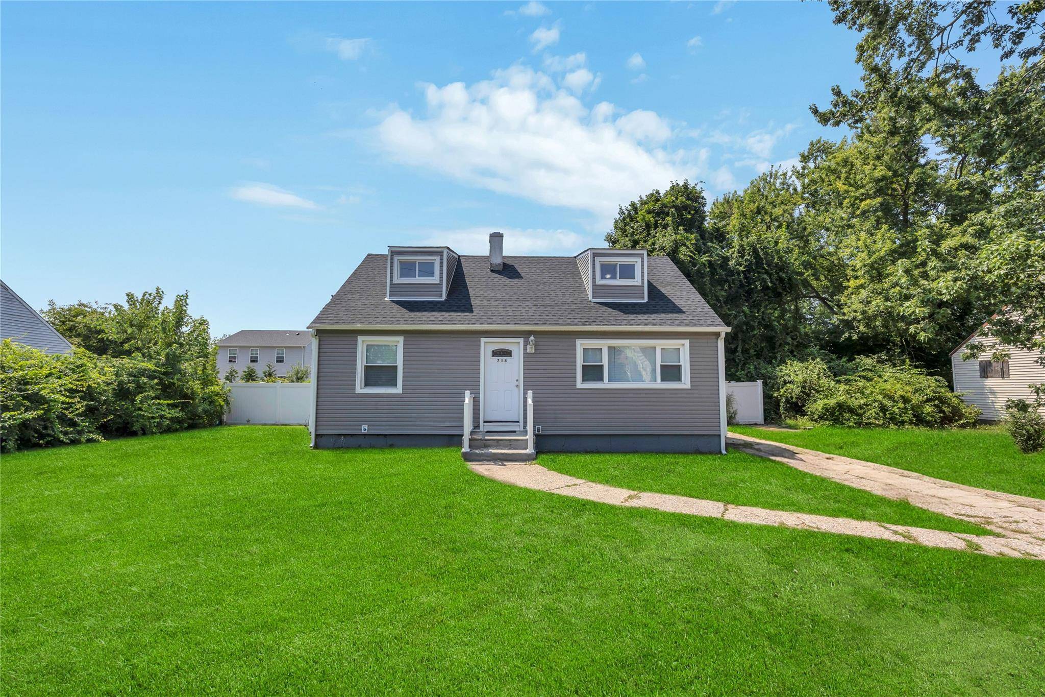 Fully renovated in 2021, this beautiful home features 4 spacious bedrooms and 2 modern bathrooms, a bright living room, formal dining room, and an updated kitchen with stainless steel appliances.