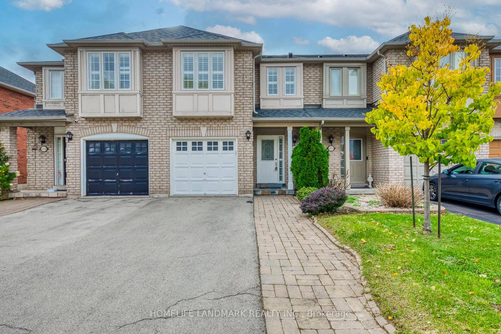 Don't miss the opportunity to own this beautifully maintained, carpet free 3 bedroom, 3 bath cozy townhouse in one of Oakville's most desirable neighborhoods West Oak Trails !