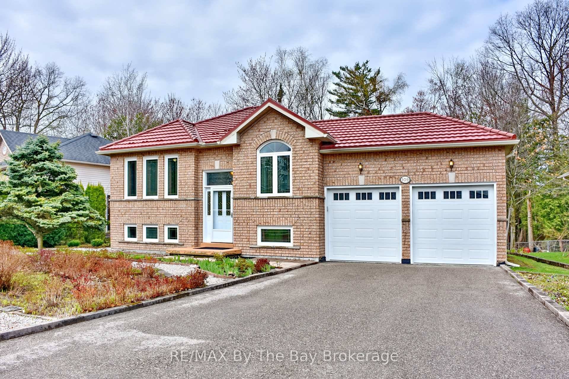 Welcome to this beautifully updated 3 bedroom, 2 bathroom home nestled on a quiet, mature street just minutes from schools, shopping, and the stunning shores of Georgian Bay.