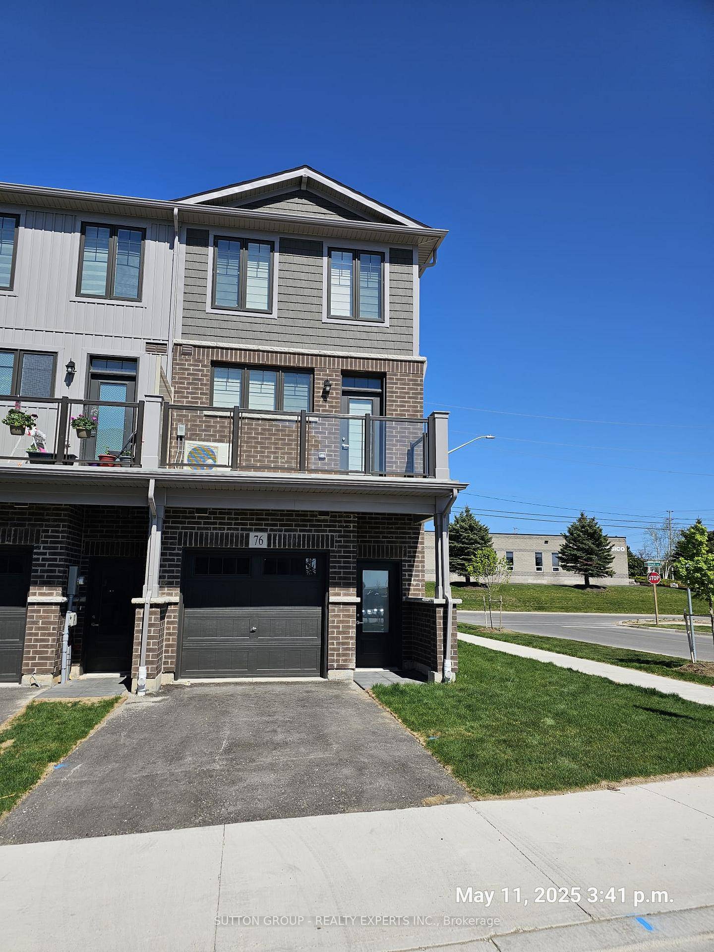 Stunning Brand New End Unit Townhouse in Prime Cambridge Location !