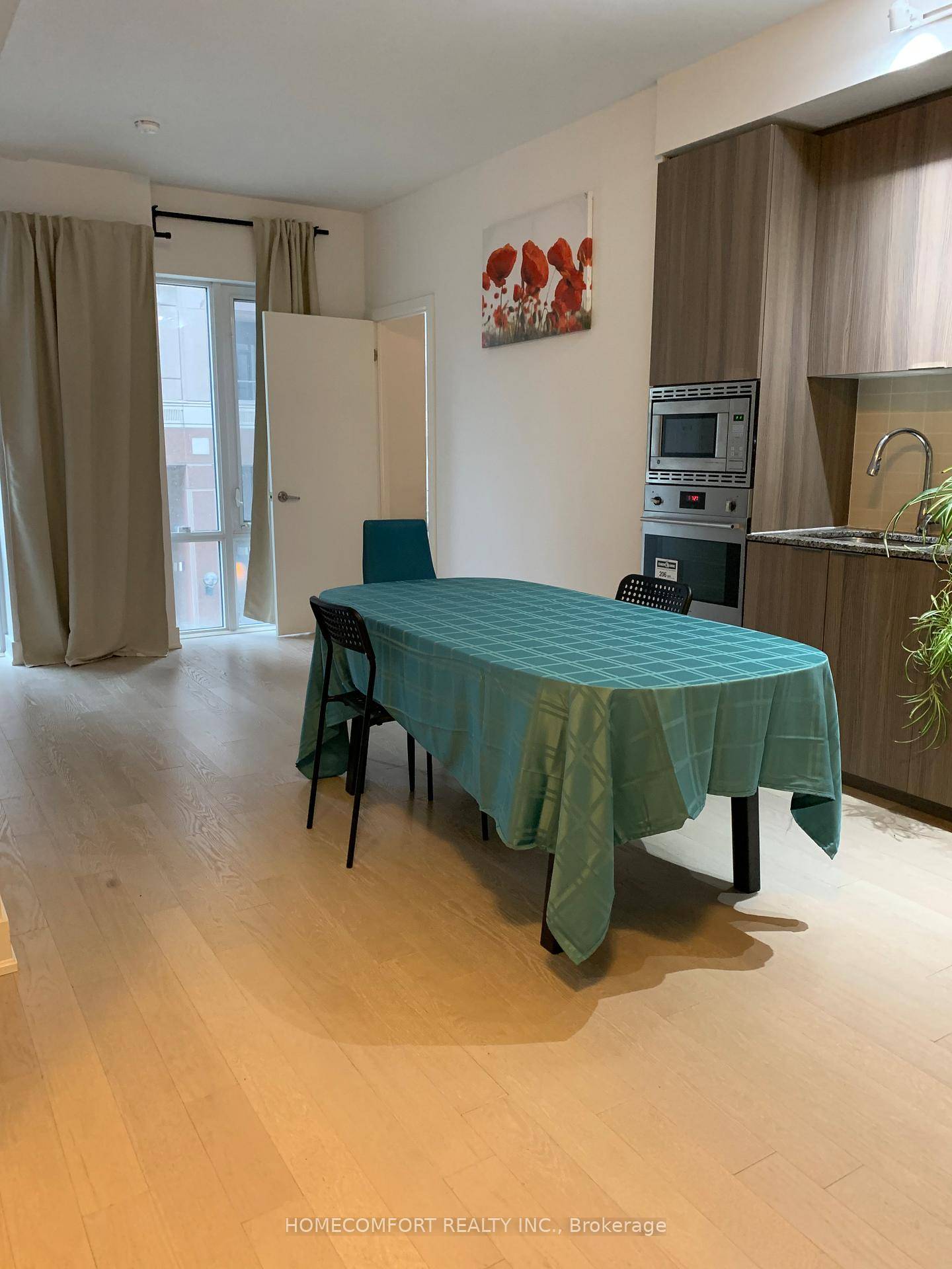 South Facing Sunny and Bright Condo In The Heart Of The Downtown Financial Area !