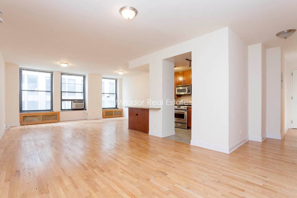 Massive Park Avenue loft huge and freshly renovated 1 bedroom loft with massive living room and dining area, extra high ceilings and fantastic closet space.