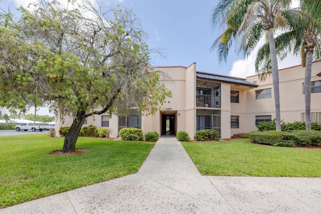 Recently updated and fully furnished condo available for rent in the desirable Savannah Club in Jensen Beach.