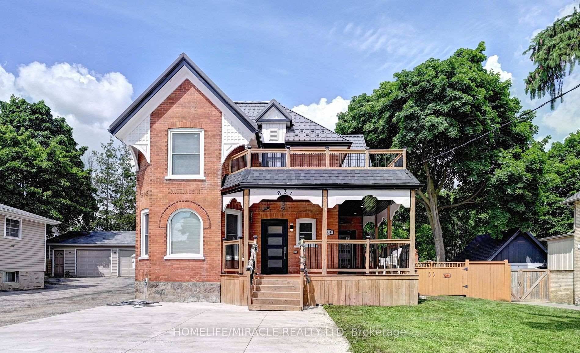 A Magnificent Home Out Of Designer's Magazine On A Huge Lot Of 66 X 165 Feet !