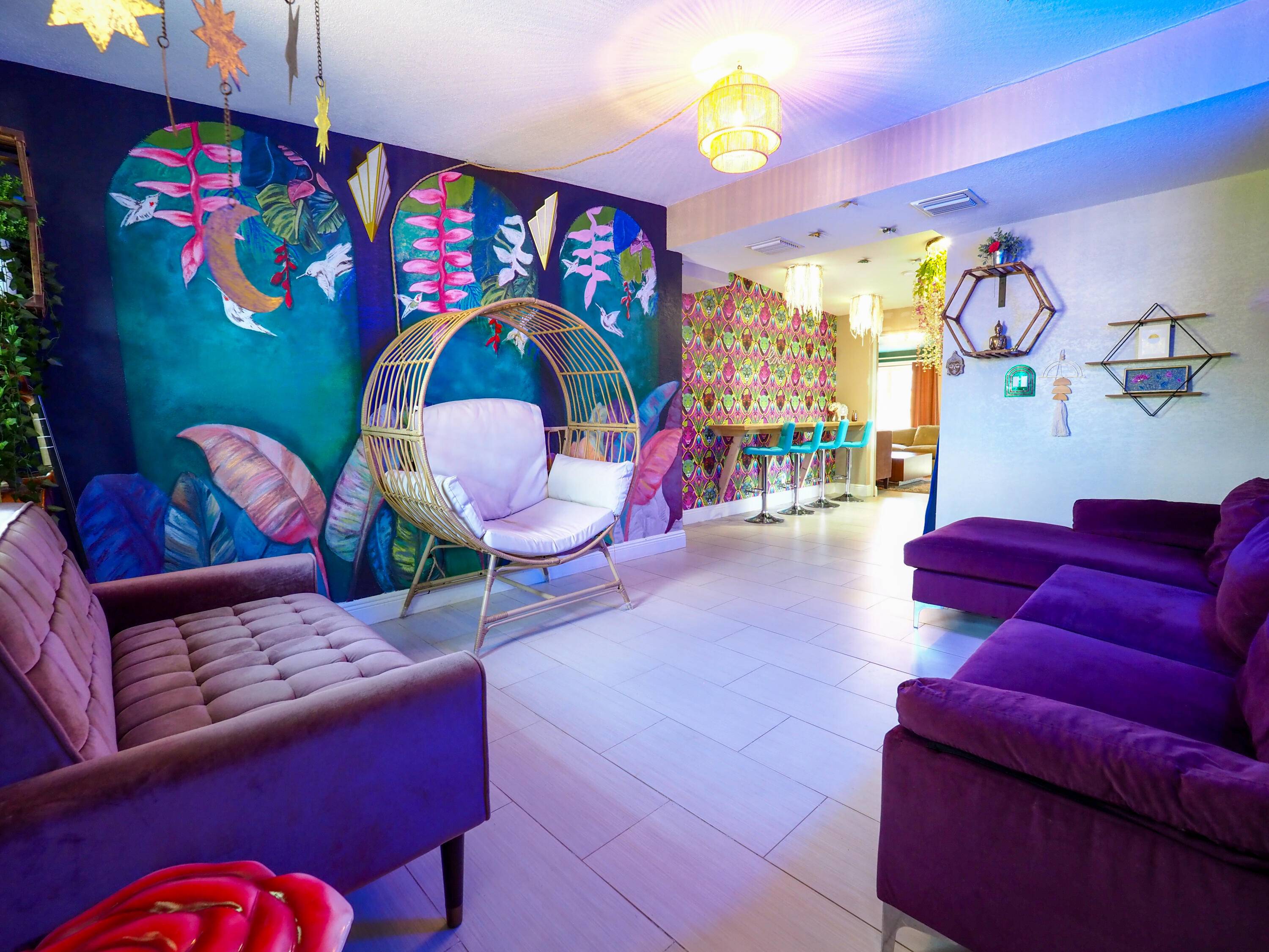 Welcome to your colorful oasis in downtown Palm Beach Gardens !