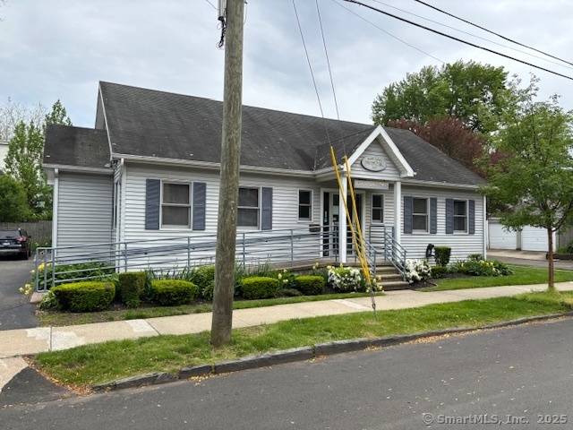 Great East Rock location in proximity to Yale and Downtown New Haven.