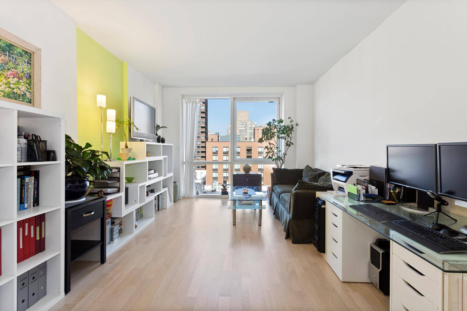 ENJOY THIS BRIGHT SUNNY CONDO !