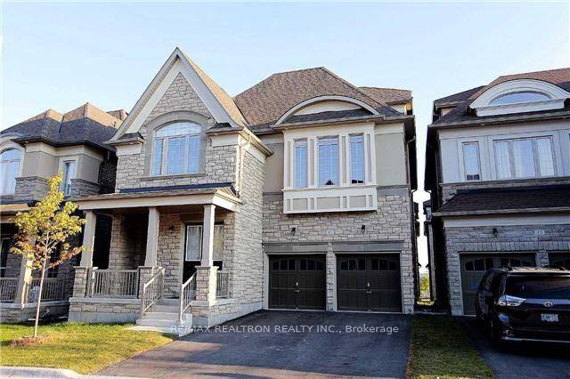 Detached Home in Cachet Neighbourhood !
