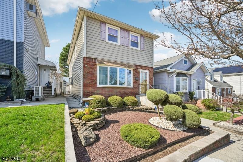 Welcome to this spacious and well maintained bi level home offering the perfect blend of comfort, versatility, and modern living.