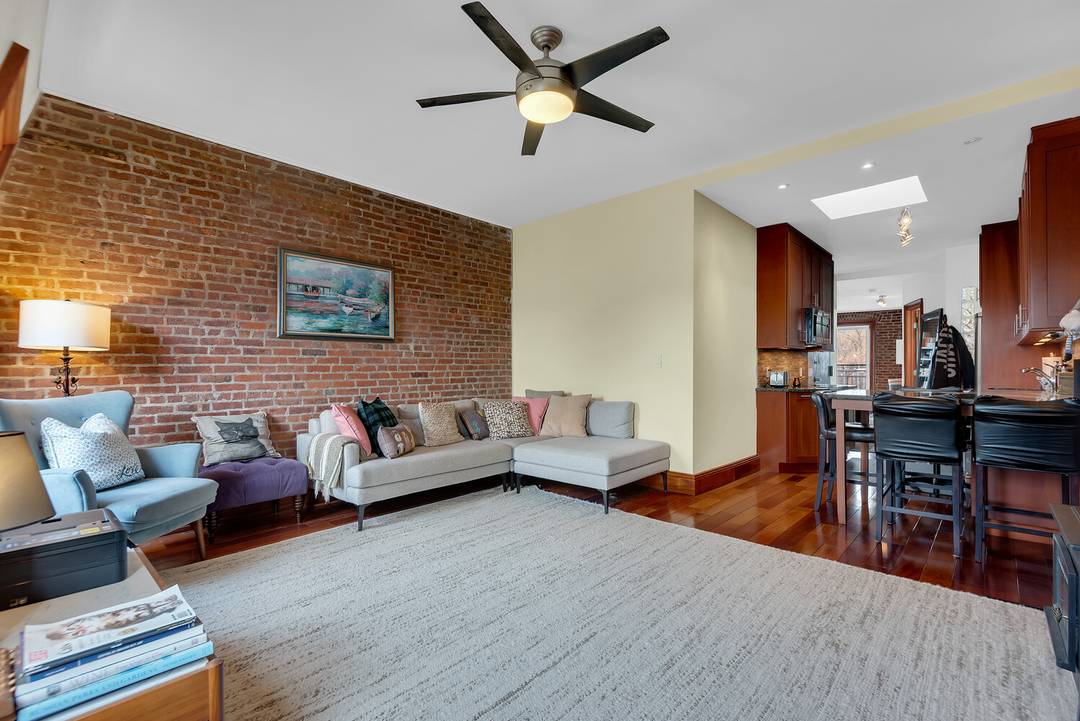 New to the market ! This modern one bedroom residence evokes warmness and the romance of a luxury Parisian escape.