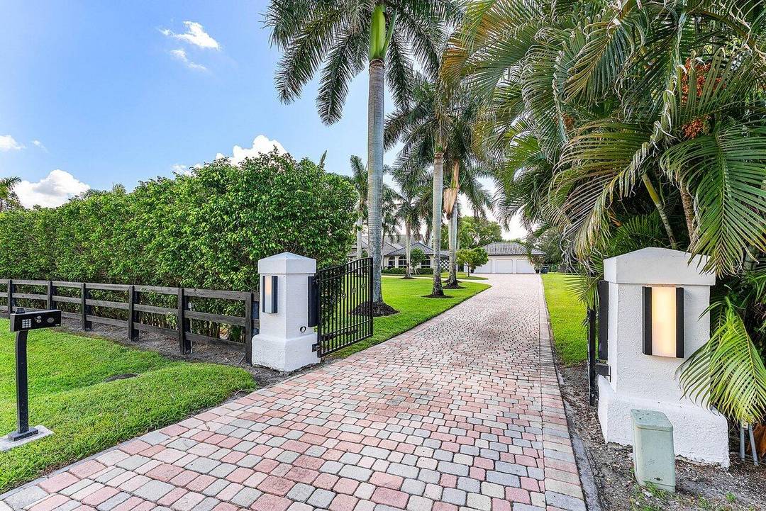 Welcome to your dream oasis in the heart of Wellington's prestigious equestrian community !