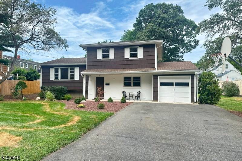 Your dream backyard is finally on the market !