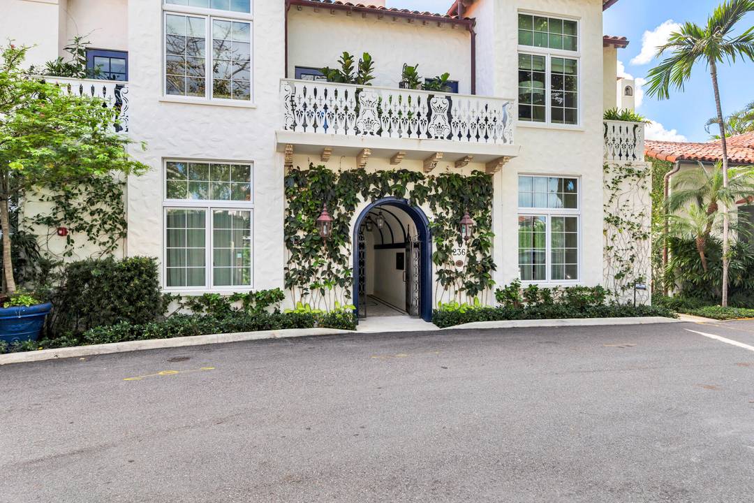 Move in ready and impeccably decorated, this elegant 2BD 2BA condo is perfectly situated in the heart of Palm Beach on Phipps Plaza.