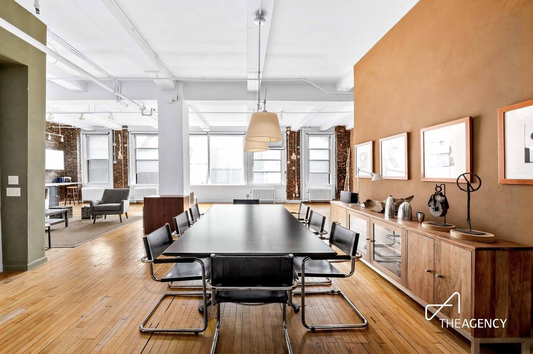 A Rare Flatiron Loft with Endless Potential Welcome to 118 East 25th Street, where Manhattans vibrant Flatiron District meets limitless opportunity.