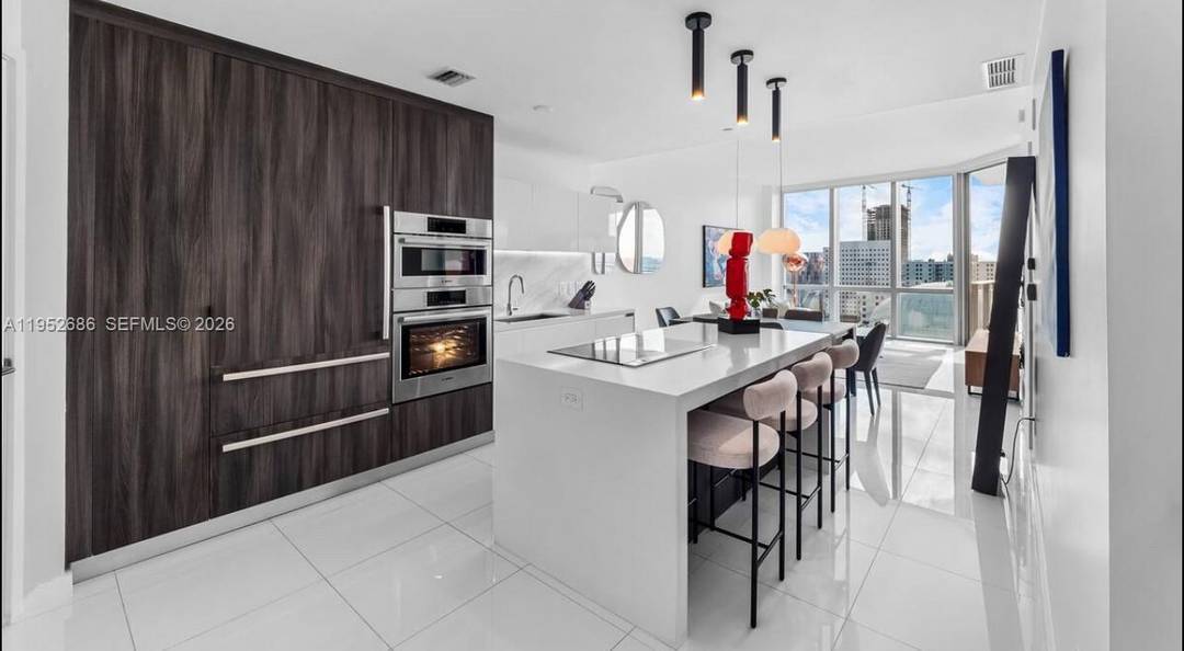 This highly functional 1 bedroom residence at Paramount Miami features a fully enclosed den with a closet and ensuite bath, ideal for a home office, guest space, or secondary sleeping ...