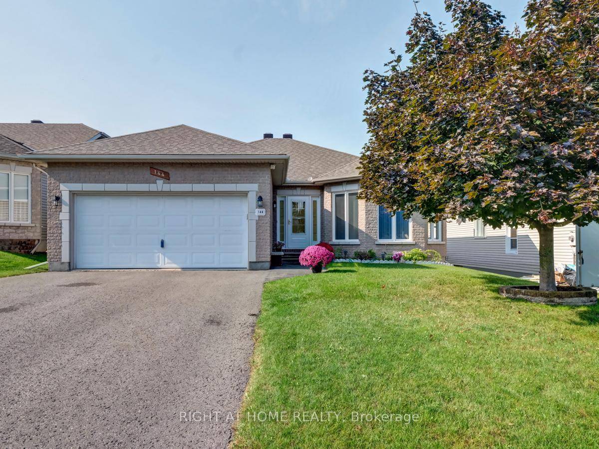 Bright and spacious bungalow close to the Rockland Golf Club !