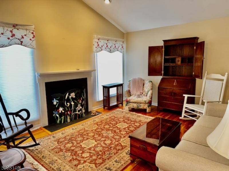 Renovated 2 Bedroom Chamberlain End Unit.