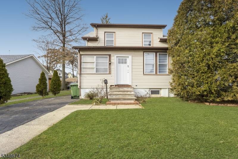 Charming colonial home located in a peaceful Roselle neighborhood.