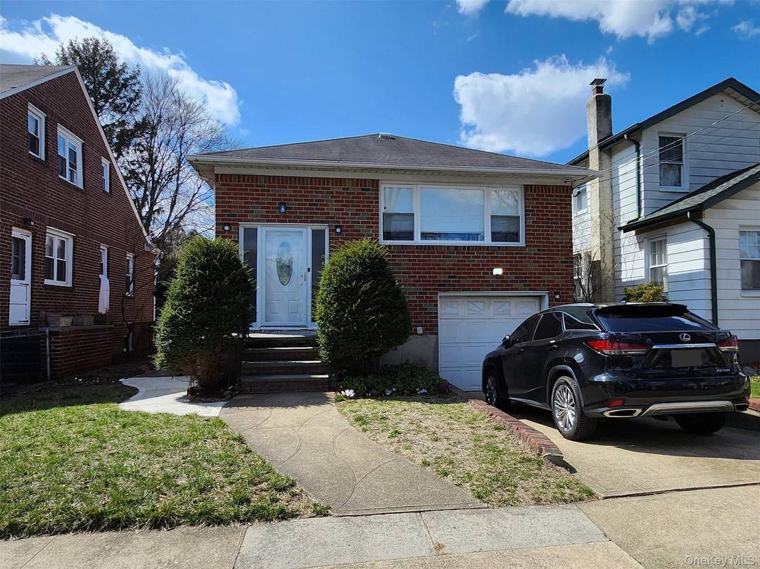 FULLY RENOVATED AND READY TO MOVE IN, 3 BEDROOMS 2 Full BATHROOM FOR RENT Welcome to the peaceful incorporated village of Floral Park !
