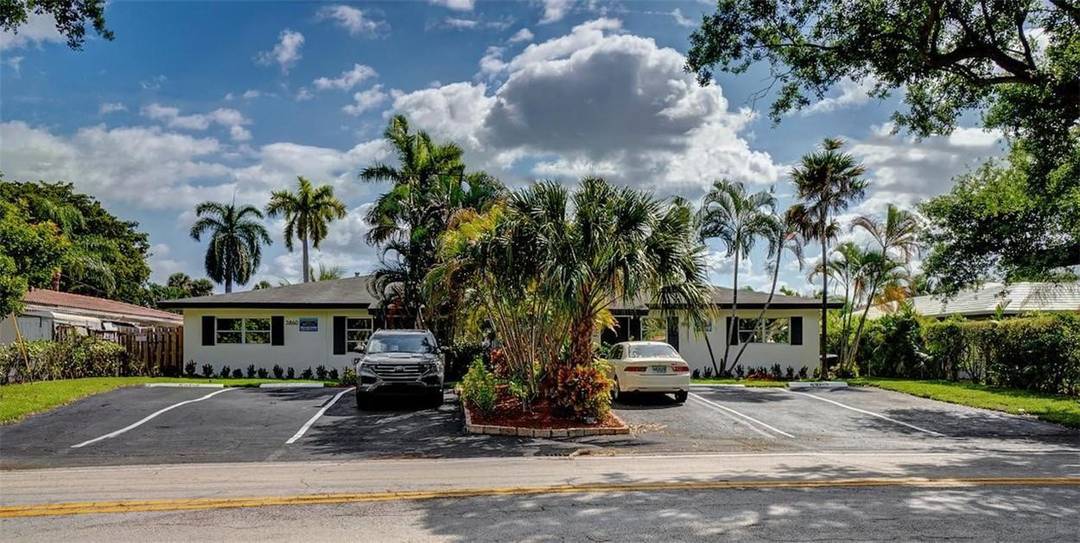 Amazing opportunity to Purchase waterfront 4 unit apartment building with 90 feet new concrete dock, deep water with no fixed bridges, minutes from the ocean with 90 feet or new ...