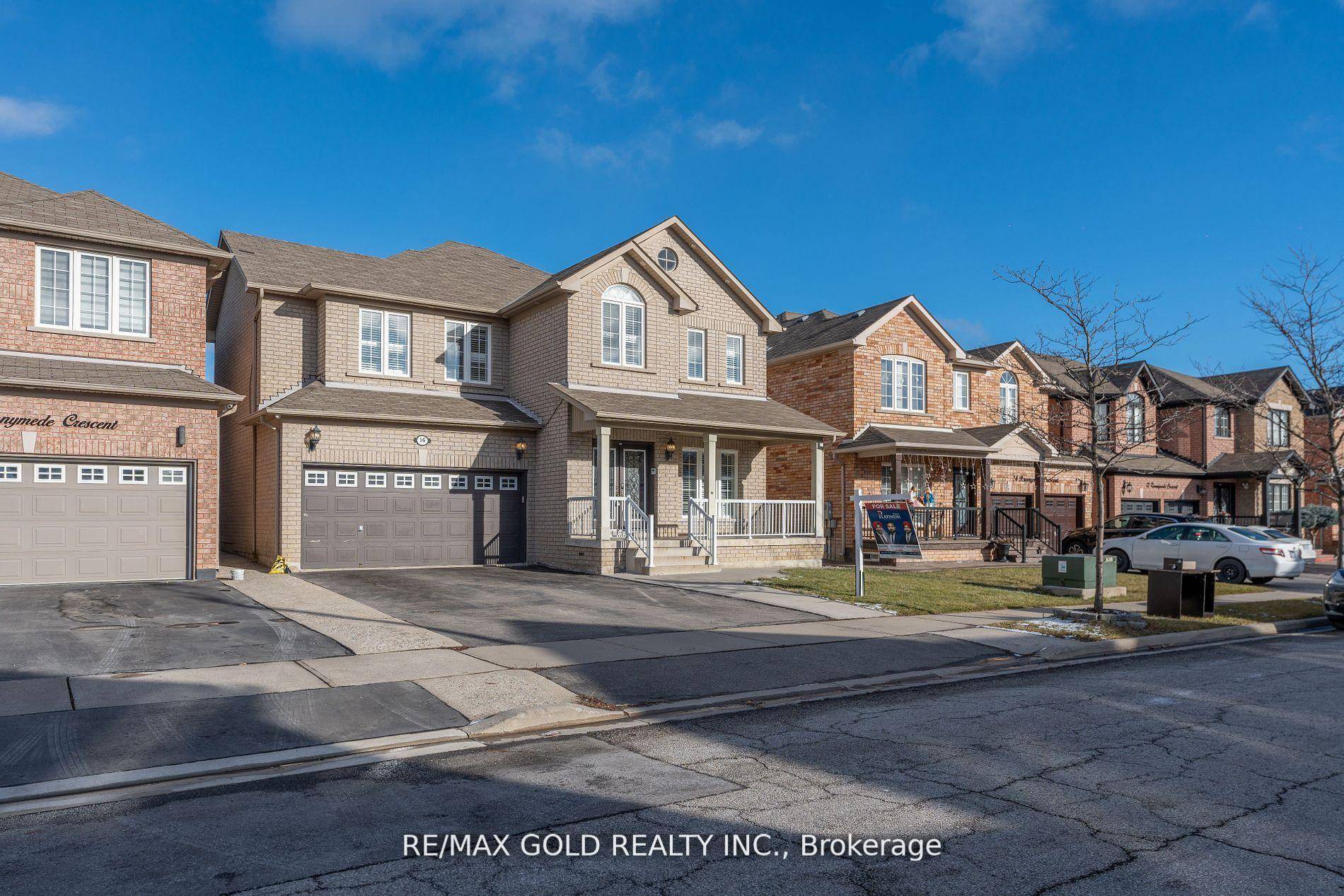 Gracious Detached House In The Heart of Brampton !