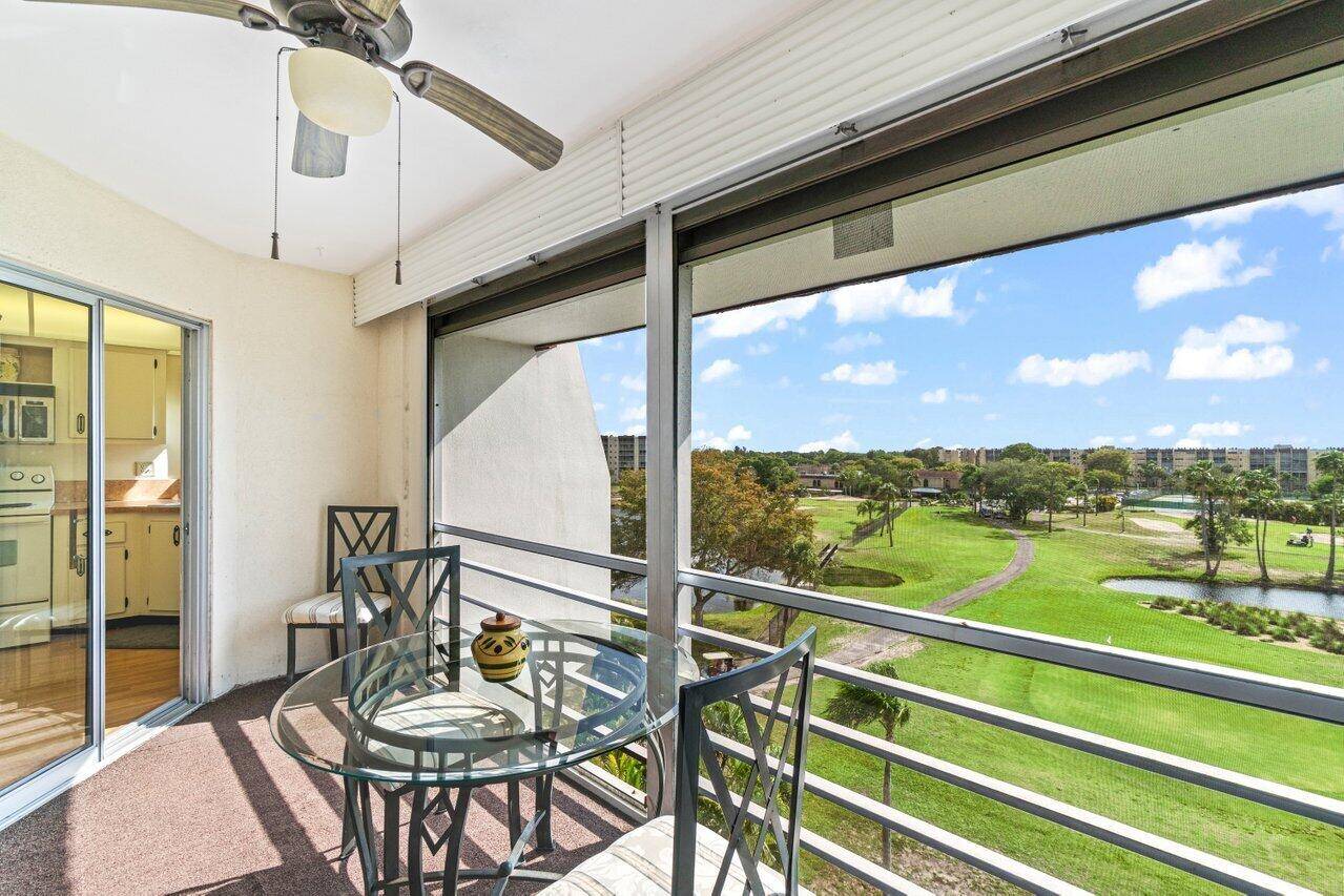Welcome to this rarely available top floor corner unit in the desirable Birdie Drive area of Poinciana.