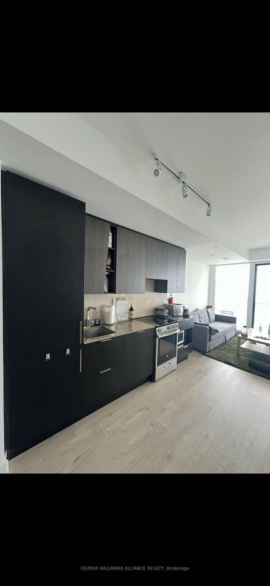 Great opportunity to Live in this 1 Bedroom With Den in the Centre of Mississauga in the highly Demanded MCity, Living on the 41st floor, you get amazing unobstructed views ...