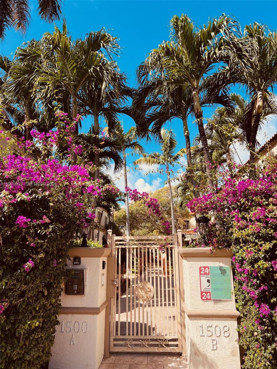 Elegant unit at the Harriet Condo, just two blocks from Lincoln Road and featuring a beautiful pool.