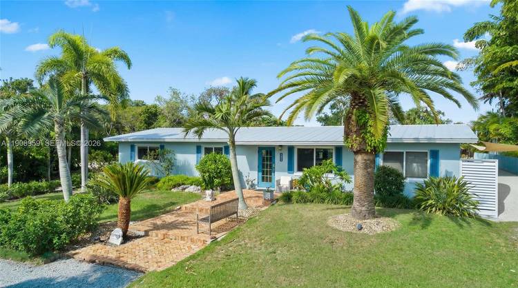 Beautiful corner lot CBS home in the heart of Plantation Key.