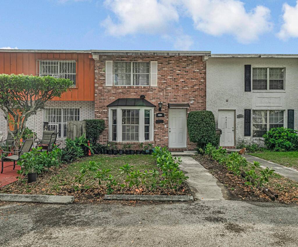 Rare opportunity to own this beautiful 2 BEDROOMS 2 BATHS townhouse with NO HOA.