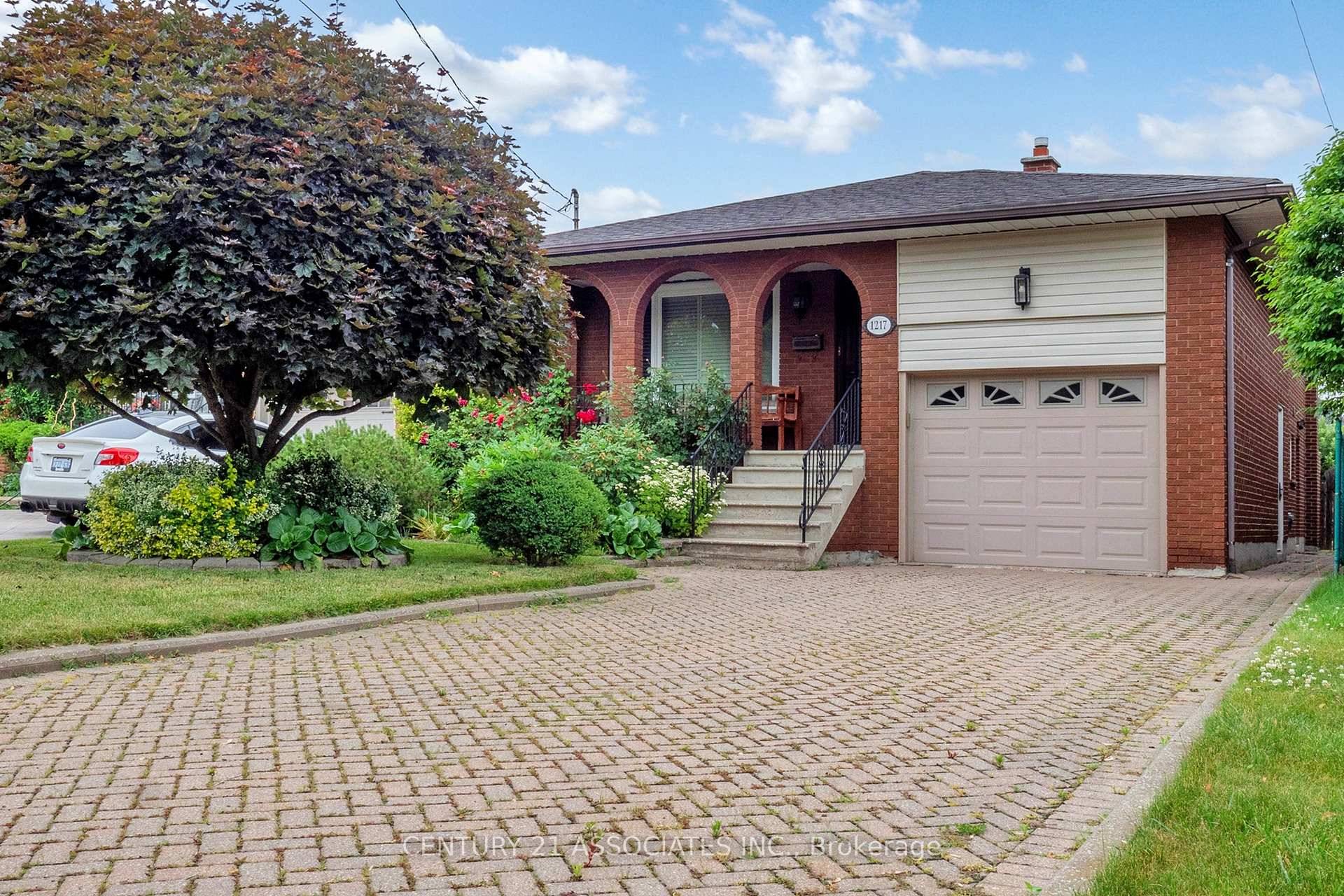 Welcome to your home in the vibrant amp ; charming Lakeview neighbour !