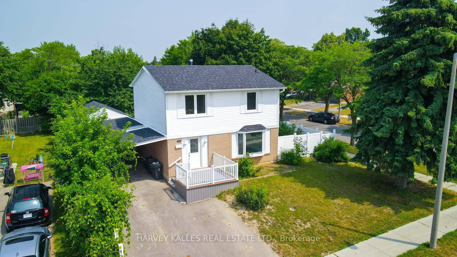 Come See This Beautifully Updated 2 Storey Family Home Located On A Quiet Street !