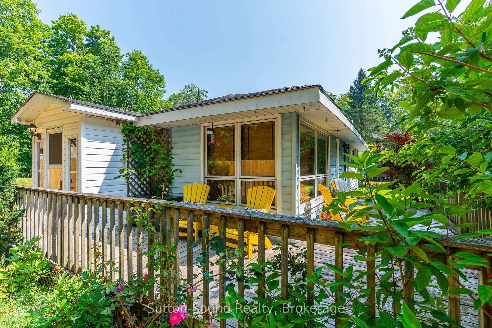 Charming, Updated Retreat Near the Beach !
