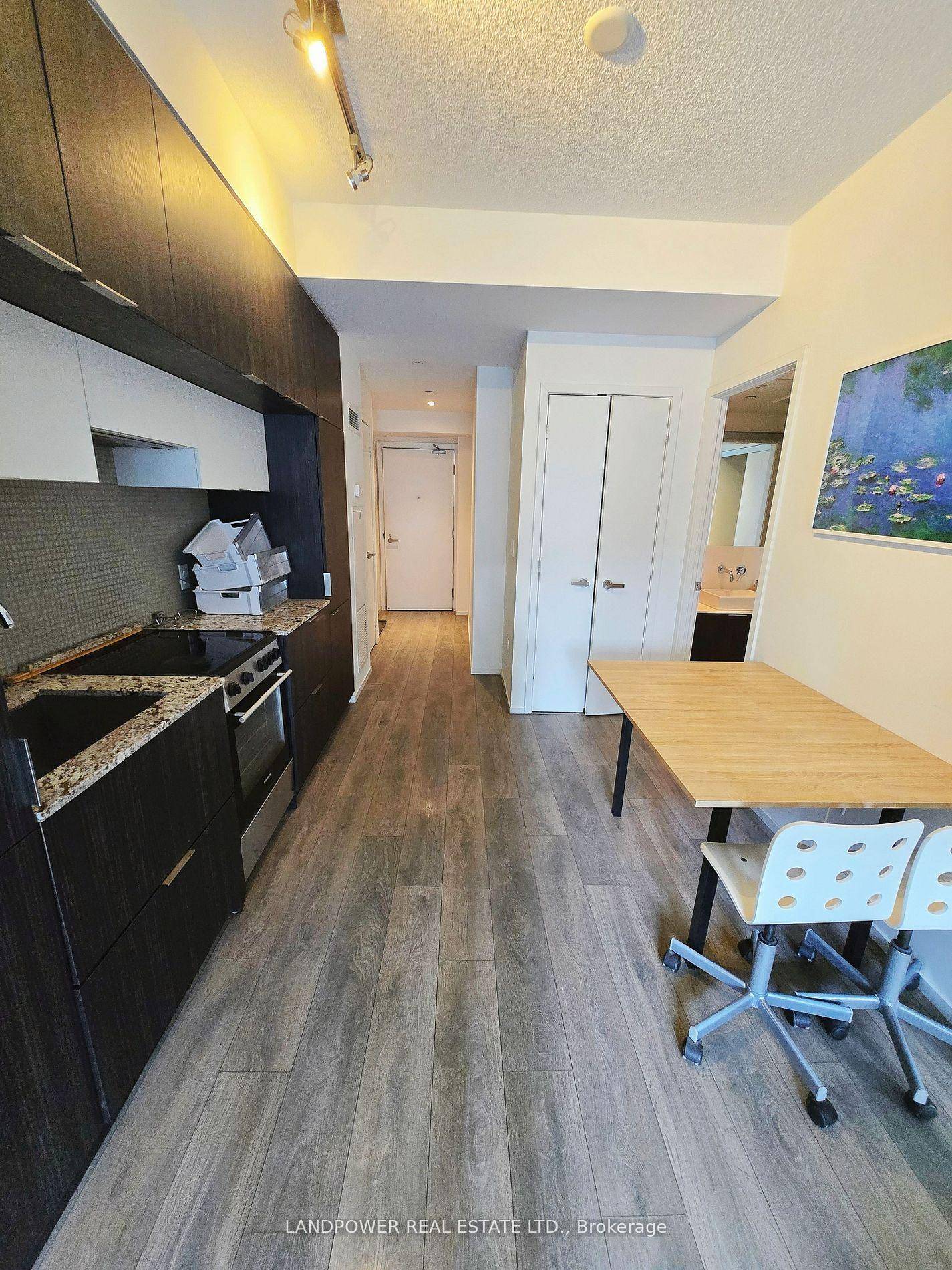 Bright And Modern 1 Bedroom Condo At The Luxurious Pace Condos !