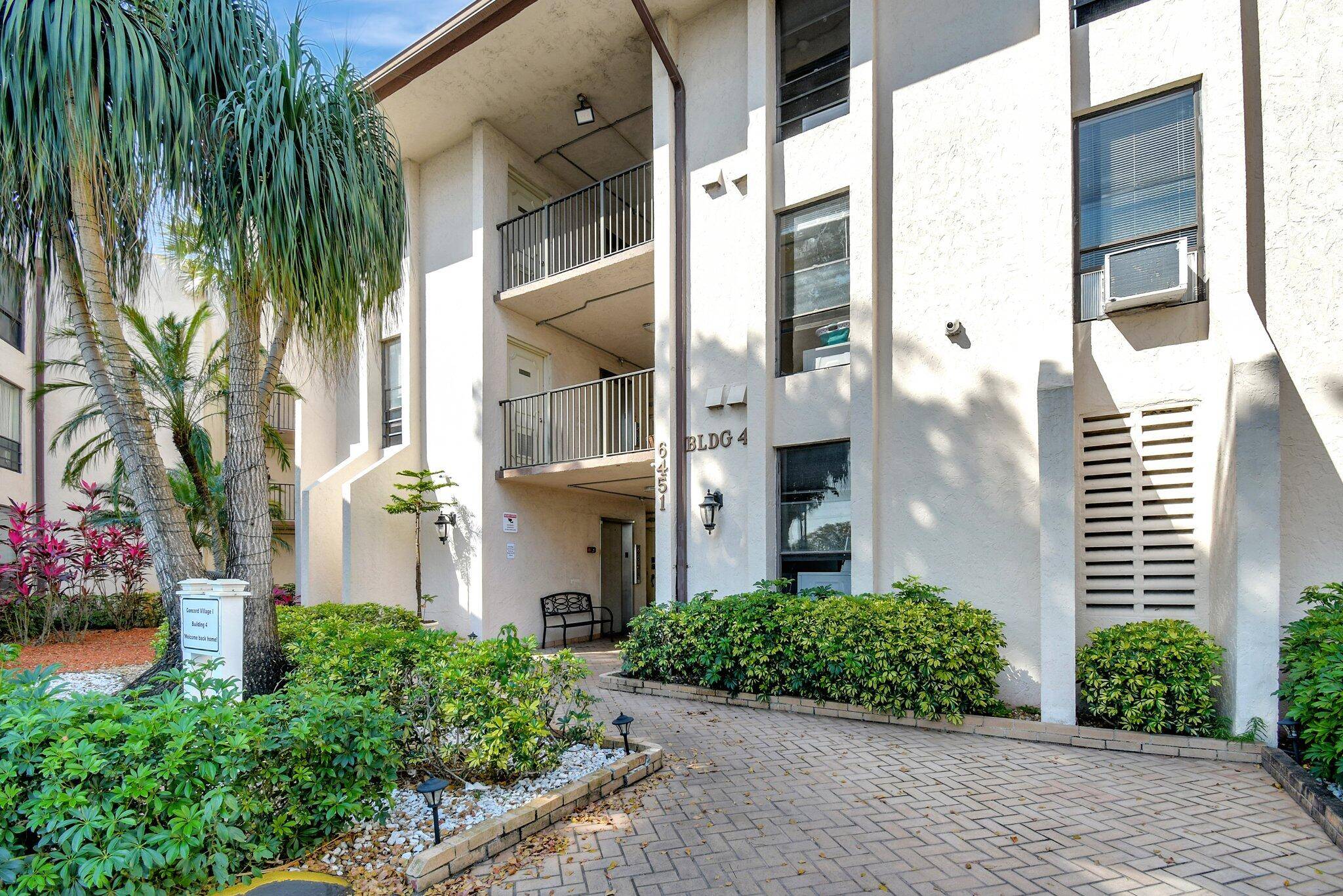 Experience Florida living with this move in ready 2 bedroom, 2 bath home in Tamarac.
