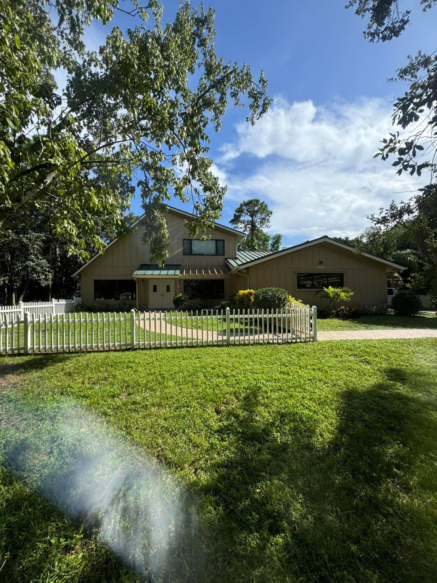 2 AMAZING homes on a ACRE plus room for your horse trailer, business workshop, RV, or whatever your toys are.