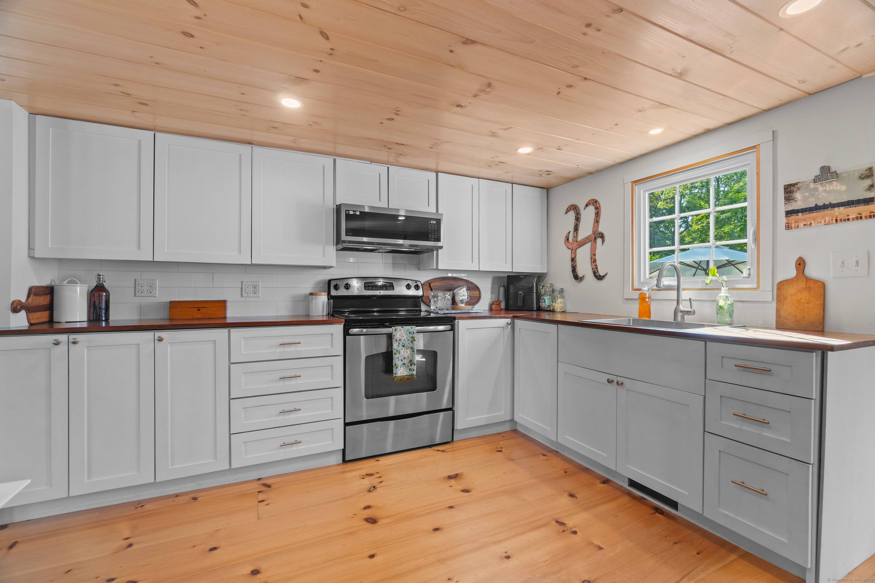 Welcome to this delightful 2 bedroom, 1.