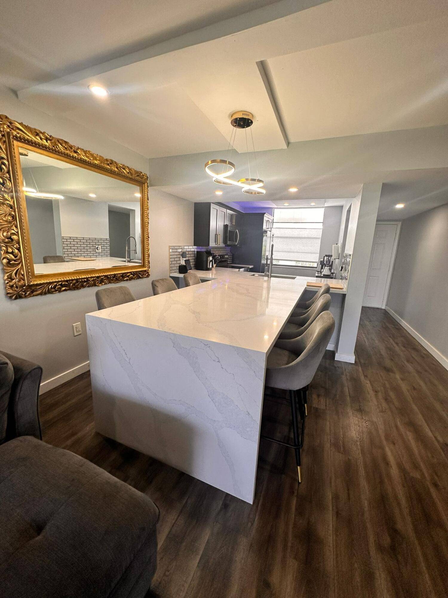 Check out this beautifully remodeled top floor apartment in West Palm Beach !