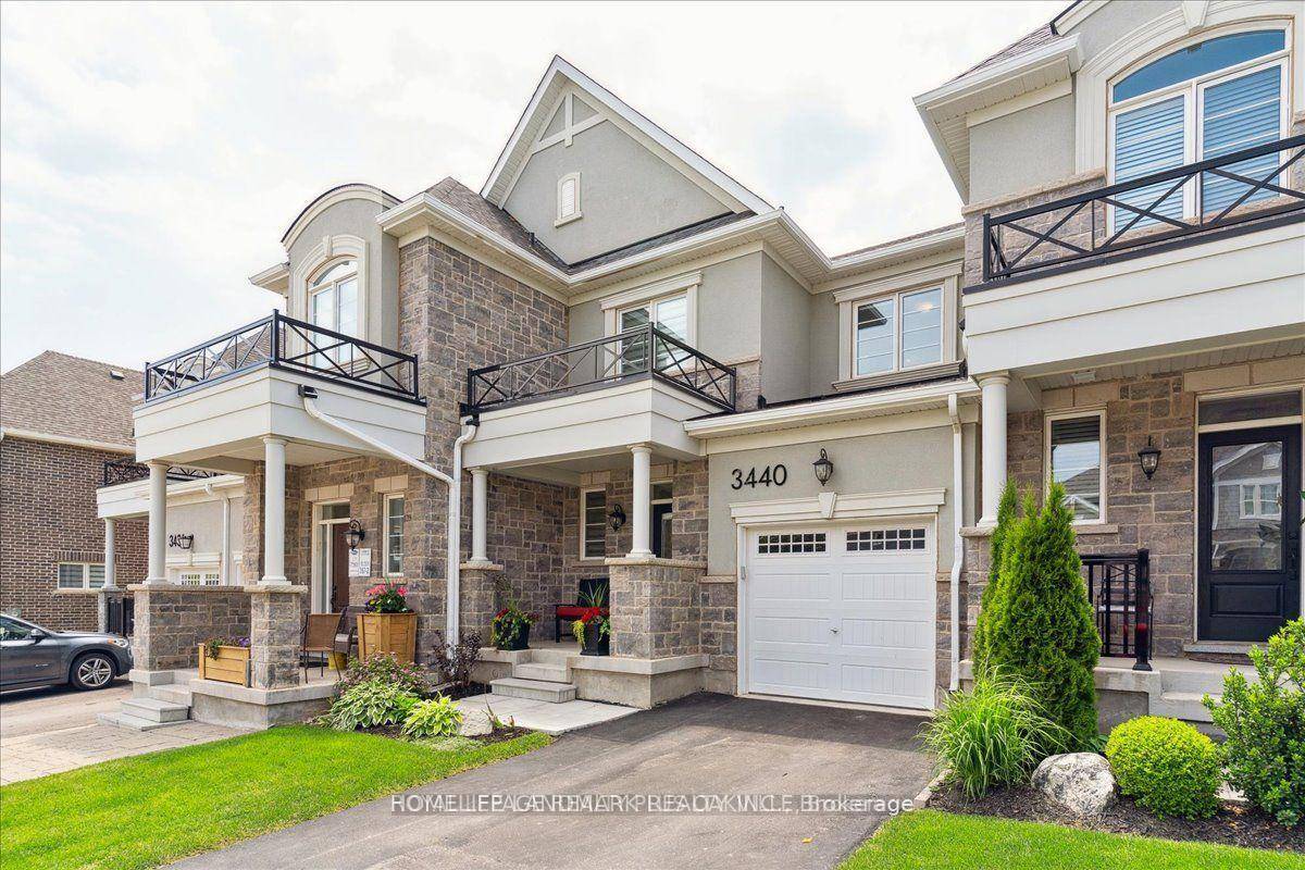 A beautiful townhouse located in highly desirable neighborhood of Oakville, featuring a very functional open concept layout with lots of natural Light, 9 Ft ceiling and hardwood floors through out, ...