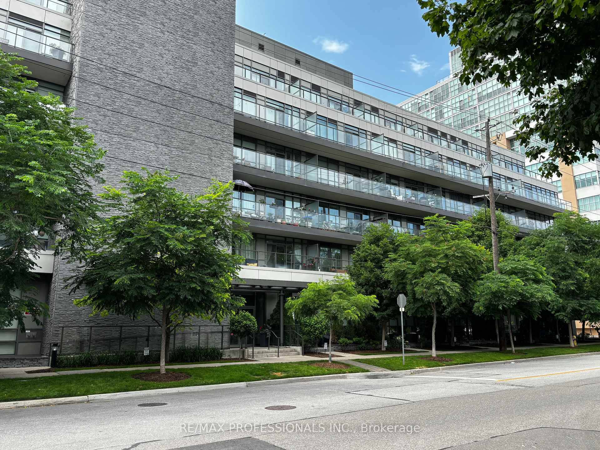 Welcome to sophisticated urban living in one of Toronto's most connected neighbourhoods !