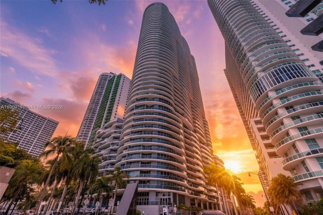 2 bed 2. 5 bath on the 12th floor with stunning Intracoastal and city skyline views.