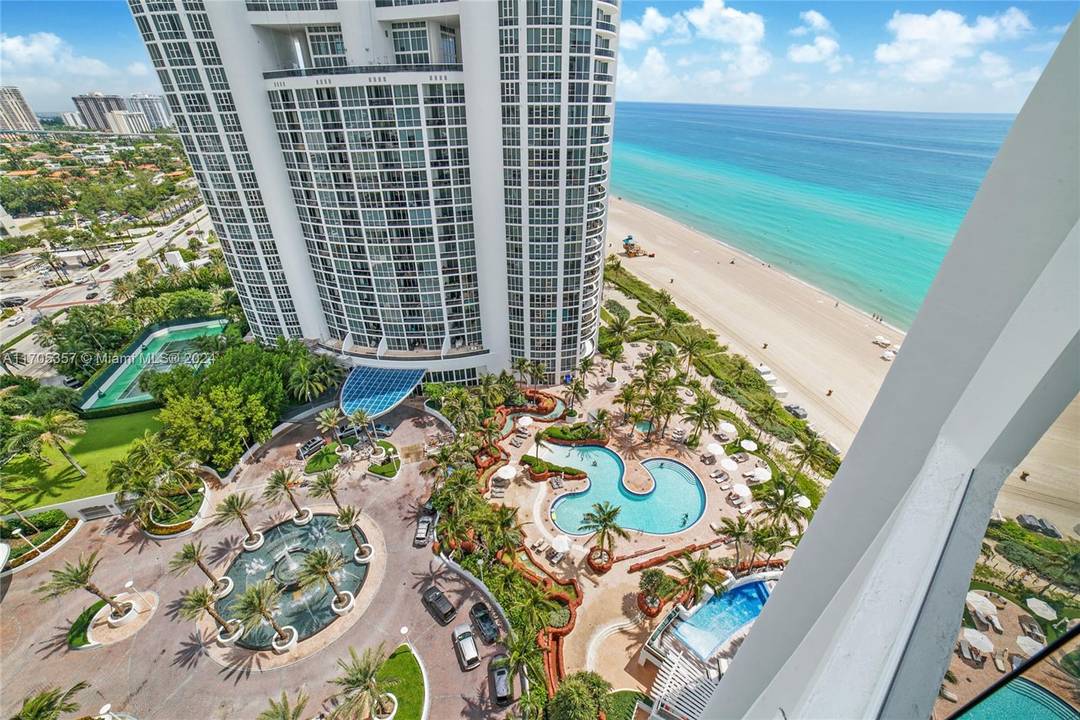 PRICED TO SELL ! LUXURY OCEANFRONT PROPERTY 5 STAR RESORT ON THE BEACH, FULLY FURNISHED EXTENDED 1, 168 SF ONE BEDROOM WITH DIRECT ACCESS TO THE BEACH, VERY SPACIOUS BEDROOM ...