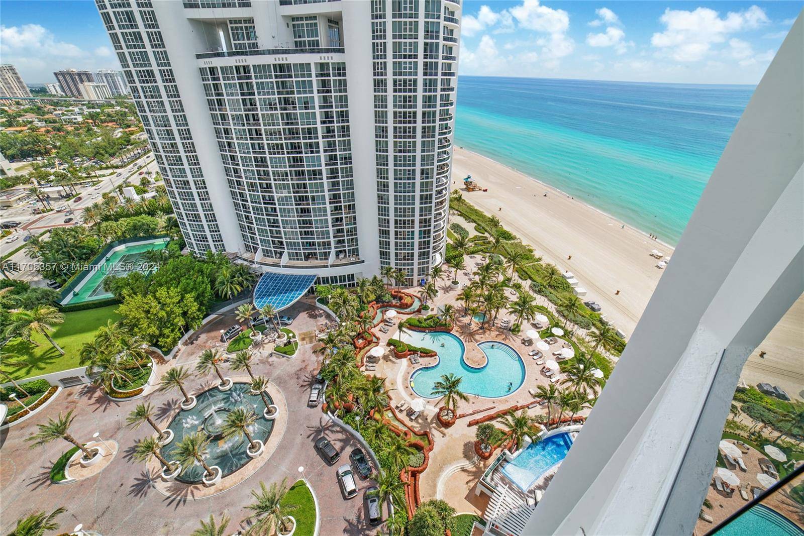 PRICED TO SELL ! LUXURY OCEANFRONT PROPERTY 5 STAR RESORT ON THE BEACH, FULLY FURNISHED EXTENDED 1, 168 SF ONE BEDROOM WITH DIRECT ACCESS TO THE BEACH, VERY SPACIOUS BEDROOM ...