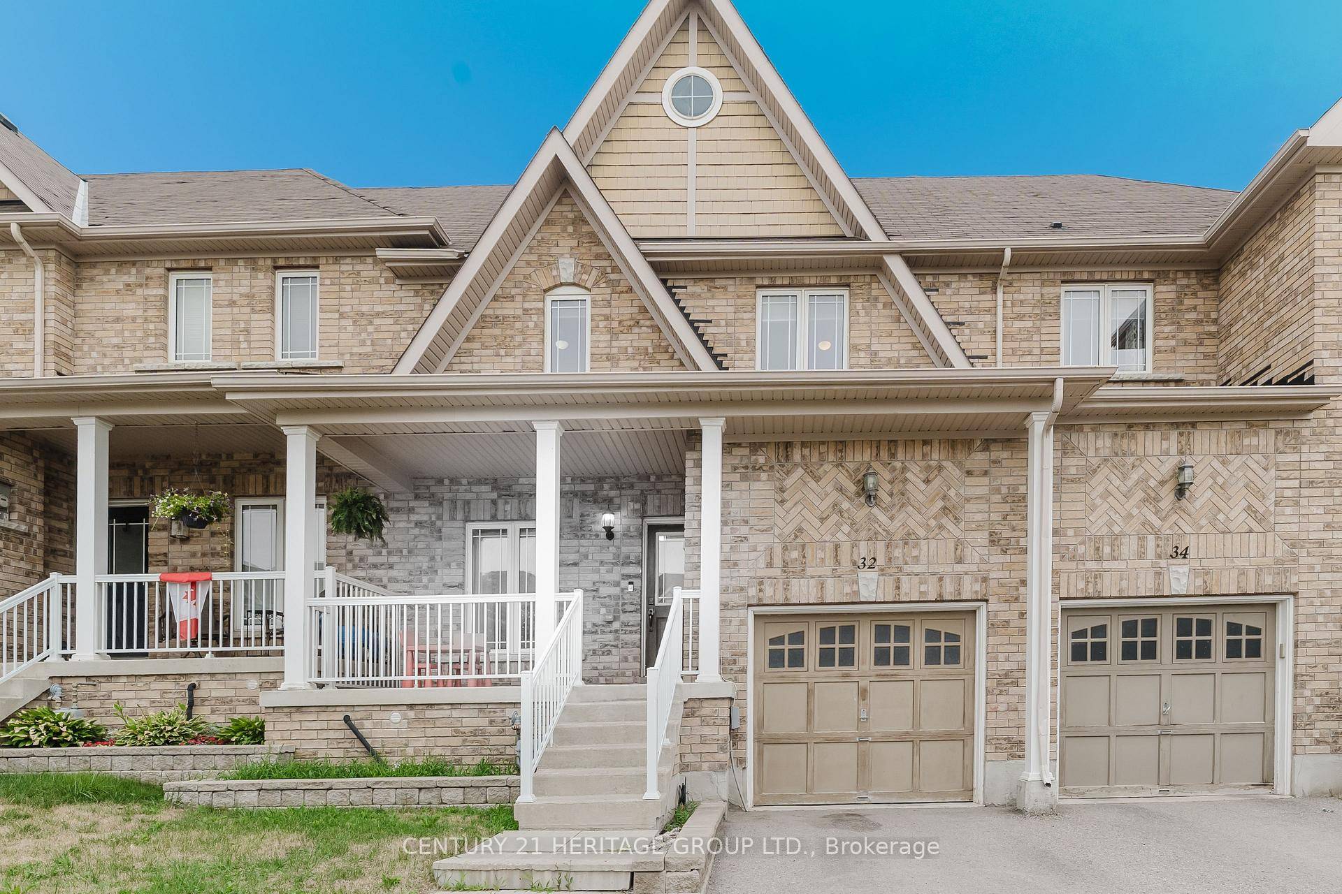 Beautiful 3 Bedroom Freehold Townhome in a Prime Location !