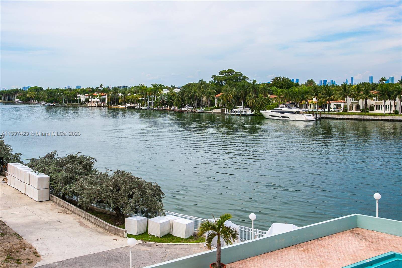 Incredible Miami Beach location, this 1 bed 1 and 1 2 bath condo is move in ready.